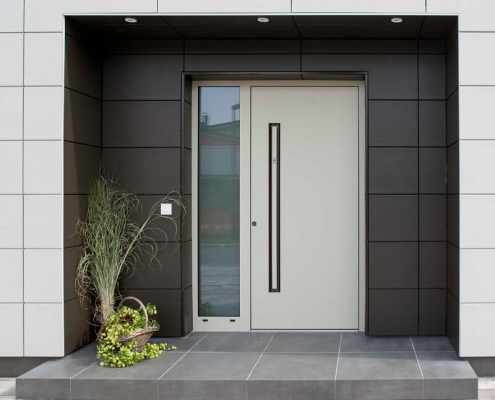 bela-alu-vhodna-vrata White front door with sidelights