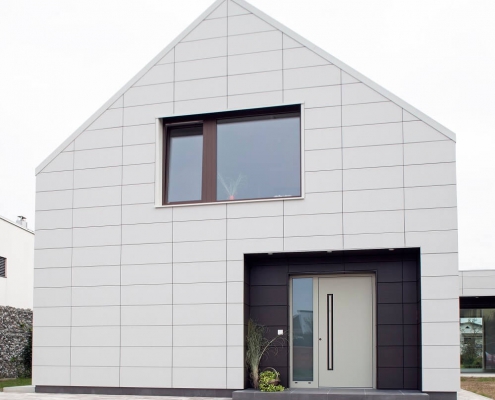 moderna-montazna-hisa-z-alu-vrati