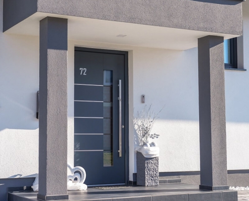 vhodna-vrata-iz-aluminija Anthracite front door with fingerprint door handle