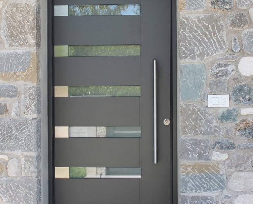 alu-vrata-kombinacija-kamnita-fasada Modern front door in stone house