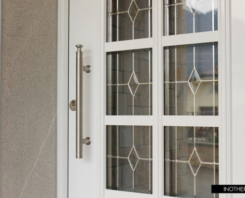 inotherm-vitraz-v-alu-vratih