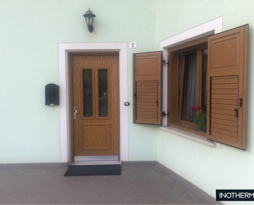 moderna-vrata-in-lesena okna_2 Classic entrance with aluminum doors