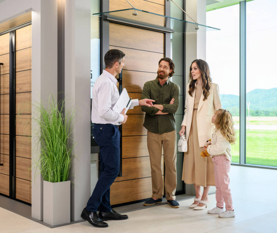 A family is buying Inotherm entrance doors