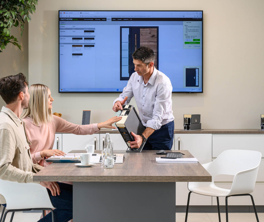 Der Vertreter hilft einem Paar ihre neue Haustür zu kaufen