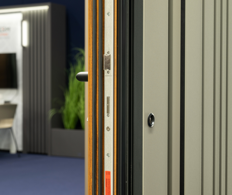 Aluminium burglar-resistant front door with a robust frame and multi-point locking system
