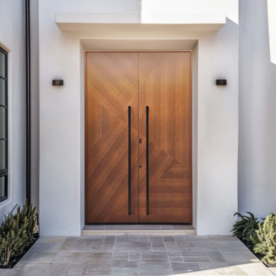 Visoka dvokrilna vhodna vrata v lesnem dekorju z asimetričnimi vzorci in dvema črnima ročajema