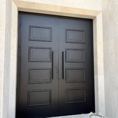 Dvokrilna siva vrata z dekorativnimi okvirčki in izdelavo po meri