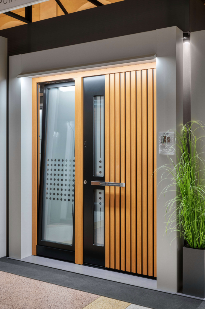 _Inotherm_Monza_Expo_061 Moderna vhodna vrata z letvami v lesnem dekorju in oknom ob strani
