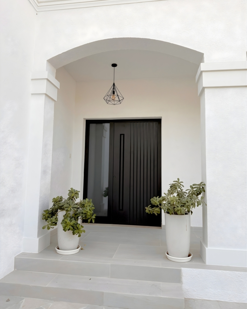 Dark anthracite front door with decorative slats, a recessed handle and a sidelight